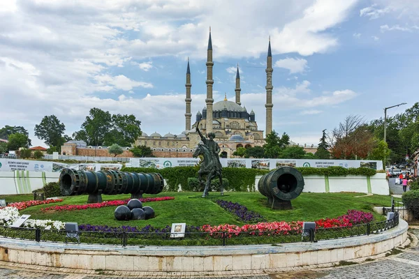 Edirne, Türkiye - 26 Mayıs 2018: Selimiye Camii ve anıt olarak Osmanlı Sultan Mehmed II Edirne şehri, Doğu Trakya, Türkiye'de Ortaçağ topuyla