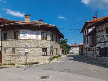 Bansko, Bulgaristan - 13 Temmuz 2012: Şehir, Bansko, Blagoevgrad bölge, Bulgaristan eski evlerde