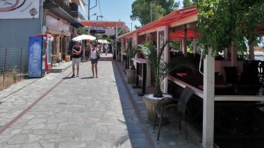 Ouranoupoli, Greeces - 23 Temmuz 2012: Sokakları Ouranoupoli kasaba, Athos, Chalkidiki, Orta Makedonya, Yunanistan 