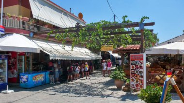 Ouranoupoli, Greeces - 23 Temmuz 2012: Sokakları Ouranoupoli kasaba, Athos, Chalkidiki, Orta Makedonya, Yunanistan 