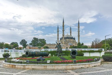 Edirne, Türkiye - 26 Mayıs 2018: Selimiye Camii ve anıt olarak Osmanlı Sultan Mehmed II Edirne şehri, Doğu Trakya, Türkiye'de Ortaçağ topuyla