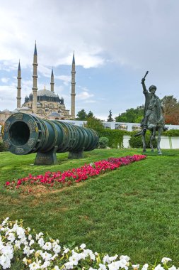 Edirne, Türkiye - 26 Mayıs 2018: Selimiye Camii ve anıt olarak Osmanlı Sultan Mehmed II Edirne şehri, Doğu Trakya, Türkiye'de Ortaçağ topuyla