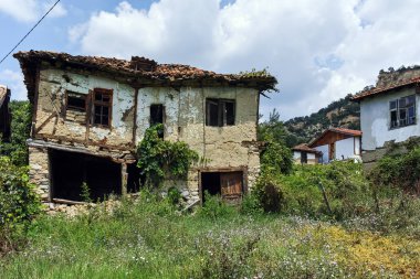 Ondokuzuncu yüzyıl terkedilmiş evlerde Köyü, Zlatolist, bölge Yukarı Cuma, Bulgaristan
