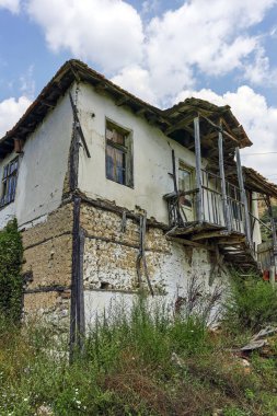 Ondokuzuncu yüzyıl terkedilmiş evlerde Köyü, Zlatolist, bölge Yukarı Cuma, Bulgaristan