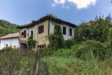 Ondokuzuncu yüzyıl terkedilmiş evlerde Köyü, Zlatolist, bölge Yukarı Cuma, Bulgaristan