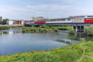 Plovdiv, Bulgaristan - 7 Mayıs 2018: Çirmen River, Plovdiv, Bulgaristan şehrin içinden geçen