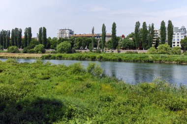 Plovdiv, Bulgaristan - 7 Mayıs 2018: Çirmen River, Plovdiv, Bulgaristan şehrin içinden geçen
