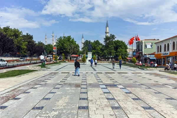 Edirne, Türkiye - 26 Mayıs 2018: Meydanı ve Edirne şehri, Doğu Trakya, Türkiye'nin merkezi street