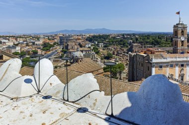 Rome, İtalya - 23 Haziran 2017: Panoramik Roma çatıdan sunak vatanın, İtalya