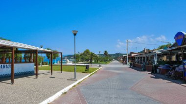 IERISSOS, Yunanistan - 23 Temmuz 2012: Plaj ve kostal Sokağı'nda IERISSOS şehir, Athos, Chalkidiki, Orta Makedonya, Yunanistan 