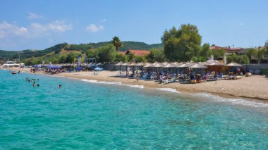 IERISSOS, Yunanistan - 23 Temmuz 2012: Plaj ve kostal Sokağı'nda IERISSOS şehir, Athos, Chalkidiki, Orta Makedonya, Yunanistan 