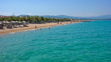 IERISSOS, Yunanistan - 23 Temmuz 2012: Plaj ve kostal Sokağı'nda IERISSOS şehir, Athos, Chalkidiki, Orta Makedonya, Yunanistan 