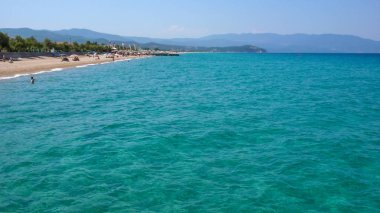 IERISSOS, Yunanistan - 23 Temmuz 2012: Plaj ve kostal Sokağı'nda IERISSOS şehir, Athos, Chalkidiki, Orta Makedonya, Yunanistan 