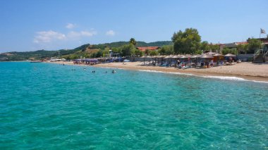 IERISSOS, Yunanistan - 23 Temmuz 2012: Plaj ve kostal Sokağı'nda IERISSOS şehir, Athos, Chalkidiki, Orta Makedonya, Yunanistan 