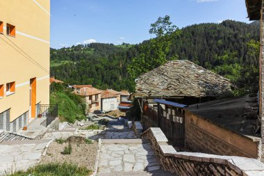 Fotinovo, Bulgaristan - 5 Mayıs 2018: Tipik sokaklarında köyü Fotinovo Rodop dağ, Pazarcık bölge, Bulgaristan