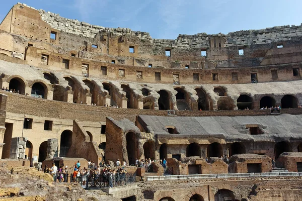 Řím Itálie Června 2017 Turisté Navštíví Uvnitř Části Kolosea Městě — Stock fotografie