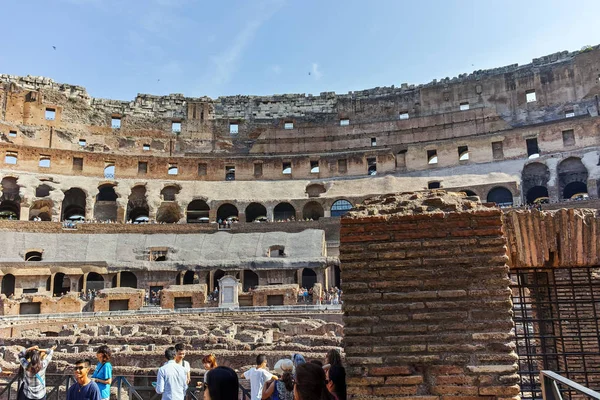 Rome Italië Juni 2017 Toeristen Binnen Deel Van Colosseum Stad — Stockfoto