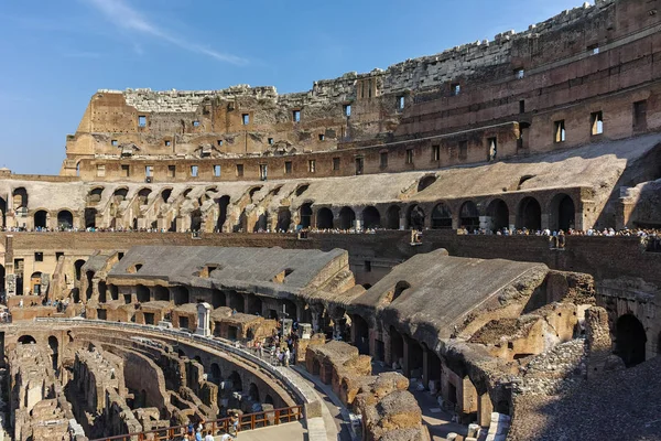 Рим Италия Июня 2017 Года Туристы Посещающие Часть Колизея Городе — стоковое фото