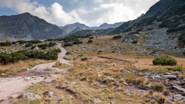 Şaşırtıcı yatay yol üzerinden tırmanma Musala tepe, Rila Dağı, Bulgaristan için