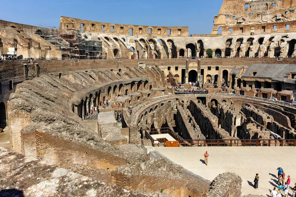 Rzym Włochy Czerwca 2017 Turystów Odwiedzających Wewnątrz Części Koloseum Mieście — Zdjęcie stockowe