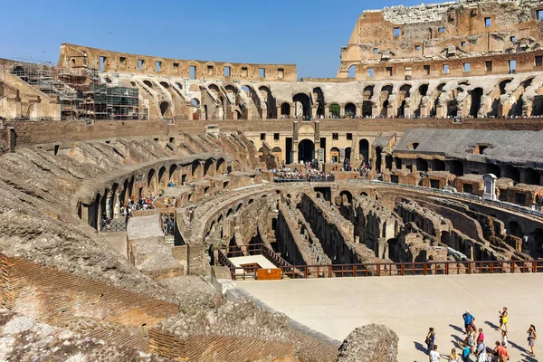 Rome Italië Juni 2017 Toeristen Binnen Deel Van Colosseum Stad — Stockfoto