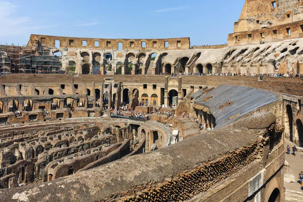 訪問都市ローマ イタリアのコロッセオの内部ローマ イタリア 2017 観光客 — ストック写真