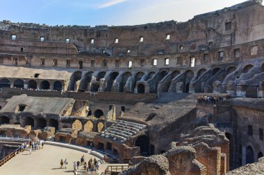 Rome, İtalya - 24 Haziran 2017: insanlar bölümünün Colosseum yılında Roma, İtalya, şehrin içinde ziyaret