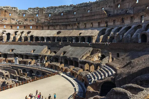Рим Италия Июня 2017 Люди Посещающие Часть Колизея Городе Рим — стоковое фото