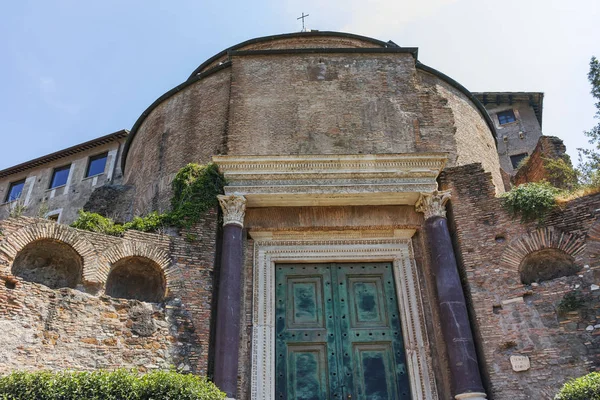 Rome, İtalya - 24 Haziran 2017: Tapınak Romulus Roma Forumu City Roma, İtalya