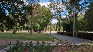 Sofia, Bulgaristan - 26 Eylül 2018: Ağaçlar ve Bulgaristan Sofya şehir South Park bahçeler, yatay