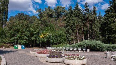 Sofia, Bulgaristan - 26 Eylül 2018: Ağaçlar ve Bulgaristan Sofya şehir South Park bahçeler, yatay