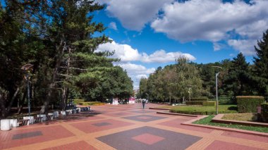 Sofia, Bulgaristan - 26 Eylül 2018: Ağaçlar ve Bulgaristan Sofya şehir South Park bahçeler, yatay