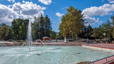 Sofia, Bulgaristan - 26 Eylül 2018: Çeşmeler ve South Park Bulgaristan Sofya şehir girişinde bahçeleri