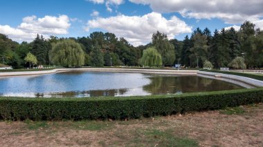 Sofia, Bulgaristan - 26 Eylül 2018: Ağaçlar ve Bulgaristan Sofya şehir South Park bahçeler, yatay