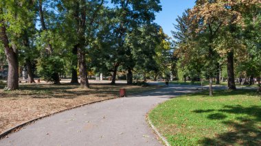 Sofia, Bulgaristan - 5 Ekim 2018: Yatay, ağaçlar ve bahçeler Borisova gradina (Boris Bahçe) şehir Sofya, Bulgaristan