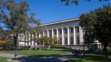 Sofia, Bulgaristan - 5 Ekim 2018: Sonbahar görünümü Ulusal Kütüphanesi St. Cyril ve Methodius Sofya, Bulgaristan