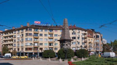 Sofia, Bulgaristan - 5 Ekim 2018: Sonbahar görünümü Vasil Levski anıtın şehir Sofya, Bulgaristan