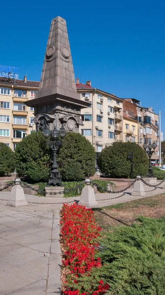 Sofia, Bulgaristan - 5 Ekim 2018: Sonbahar görünümü Vasil Levski anıtın şehir Sofya, Bulgaristan
