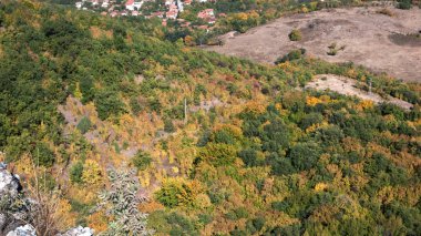 Şaşırtıcı sonbahar manzara Ruen dağ - kuzey kesiminde Vlahina Dağı, Köstendil bölge, Bulgaristan