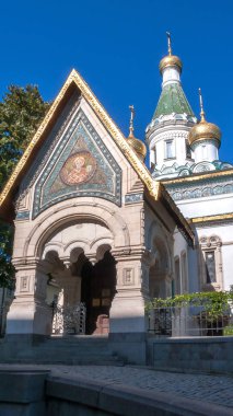 Sofia, Bulgaristan - 5 Ekim 2018: Sofya, Bulgaristan'ın altın kubbe Rus Kilisesi görünümünü şaşırtıcı