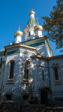 Sofia, Bulgaristan - 5 Ekim 2018: Sofya, Bulgaristan'ın altın kubbe Rus Kilisesi görünümünü şaşırtıcı