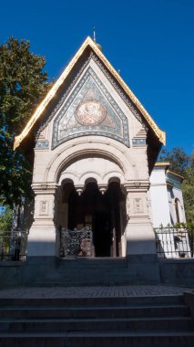 Sofia, Bulgaristan - 5 Ekim 2018: Sofya, Bulgaristan'ın altın kubbe Rus Kilisesi görünümünü şaşırtıcı