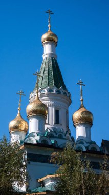 Sofia, Bulgaristan - 5 Ekim 2018: Sofya, Bulgaristan'ın altın kubbe Rus Kilisesi görünümünü şaşırtıcı