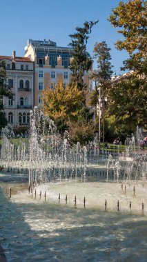 Sofia, Bulgaristan - 5 Ekim 2018: Park önünde Ulusal Tiyatro Ivan Vazov Sofya, Bulgaristan