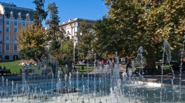 Sofia, Bulgaristan - 5 Ekim 2018: Park önünde Ulusal Tiyatro Ivan Vazov Sofya, Bulgaristan