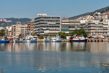 Kavala, Yunanistan - 17 Haziran 2011: Panoramik şehir Kavala, Doğu Makedonya ve Trakya, Yunanistan, ortasına