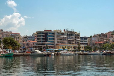 Kavala, Yunanistan - 17 Haziran 2011: Panoramik şehir Kavala, Doğu Makedonya ve Trakya, Yunanistan, ortasına