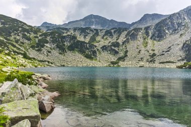Yaz manzara Banderitsa balık göl, Pirin Dağı, Bulgaristan