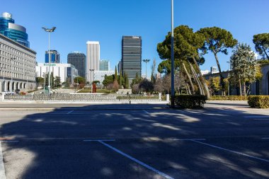 Madrid, İspanya - 21 Ocak 2018: İş binalar Paseo de la Castellana Street City, Madrid, İspanya