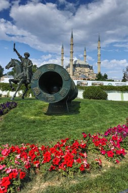 Edirne, Türkiye - 26 Mayıs 2018: Selimiye Camii ve anıt olarak Osmanlı Sultan Mehmed II Edirne şehri, Doğu Trakya, Türkiye'de Ortaçağ topuyla